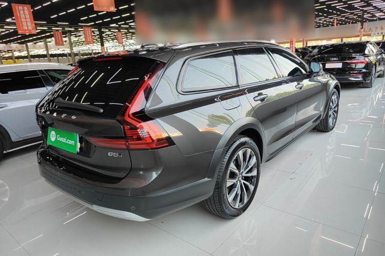 Used Volvo V90 2025 Cross Country B5 AWD Smart Range Edition Rear Right 45 Deg