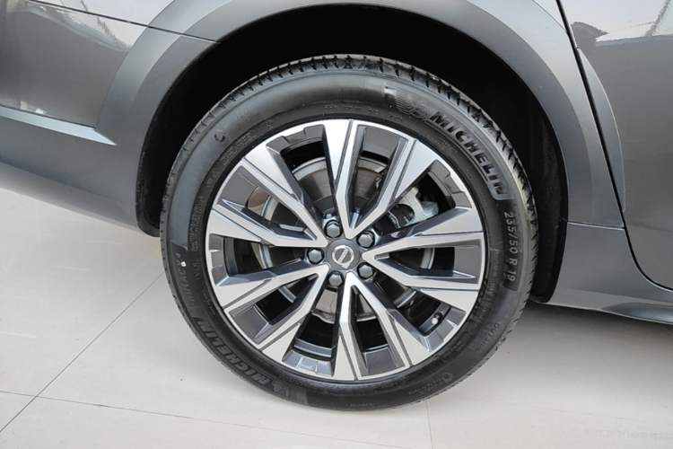Used Volvo V90 2025 Cross Country B5 AWD Smart Range Edition Right Rear Wheel Hub