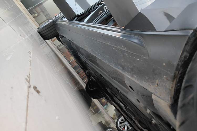 Used Volvo V90 2025 Cross Country B5 AWD Smart Range Edition Right Side Sill