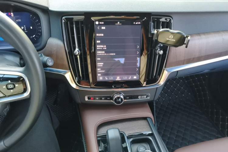 Used Volvo V90 2025 Cross Country B5 AWD Smart Range Edition Audio And AC Panel