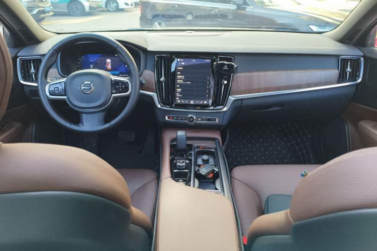 Used Volvo V90 2025 Cross Country B5 AWD Smart Range Edition Center Console