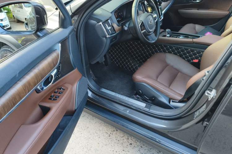 Used Volvo V90 2025 Cross Country B5 AWD Smart Range Edition Driver Seat