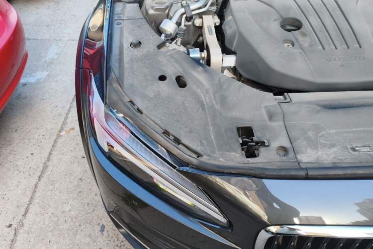Used Volvo V90 2025 Cross Country B5 AWD Smart Range Edition Engine Bay Right
