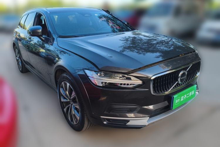 Used Volvo V90 2025 Cross Country B5 AWD Smart Range Edition Front Right 45 Deg