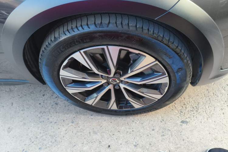 Used Volvo V90 2025 Cross Country B5 AWD Smart Range Edition Right Front Wheel Hub
