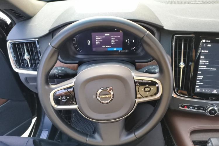 Used Volvo V90 2025 Cross Country B5 AWD Smart Range Edition Steering Wheel