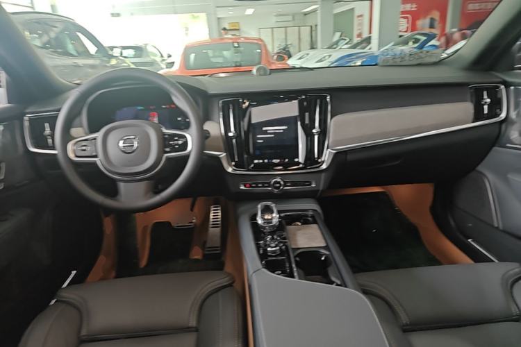 Used Volvo V90 2025 Cross Country B5 AWD Prestige Edition Center Console
