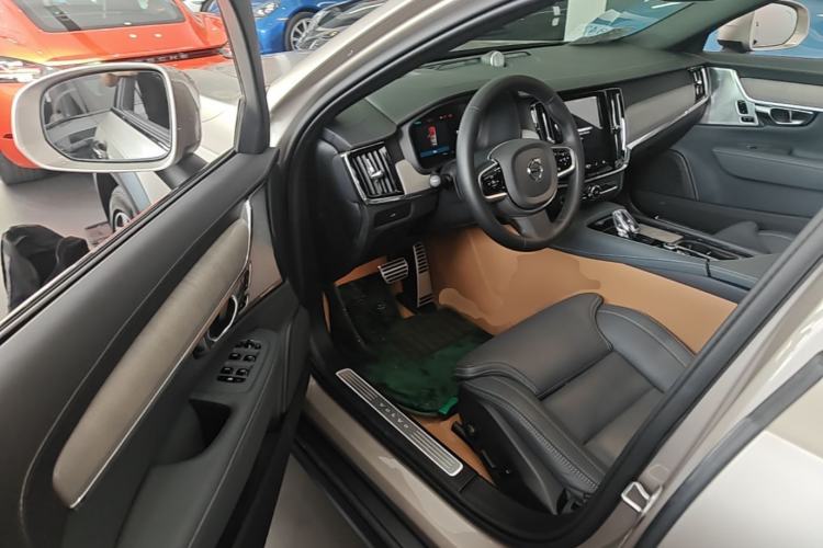 Used Volvo V90 2025 Cross Country B5 AWD Prestige Edition Driver Seat