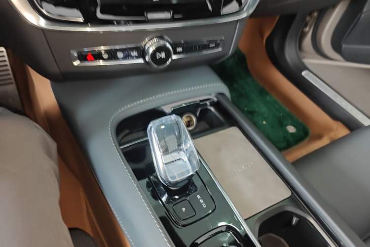 Used Volvo V90 2025 Cross Country B5 AWD Prestige Edition Gear Lever