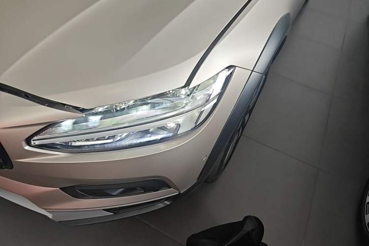 Used Volvo V90 2025 Cross Country B5 AWD Prestige Edition Left Front Headlight