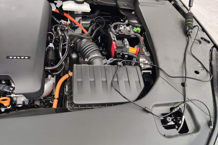 Used Volvo XC70 Plug-in Hybrid 2026 Model Two-Wheel Drive Long-Range Core Engine Bay Left