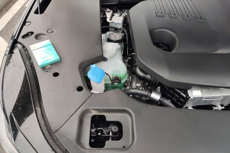 Used Volvo XC70 Plug-in Hybrid 2026 Model Two-Wheel Drive Long-Range Core Engine Bay Right