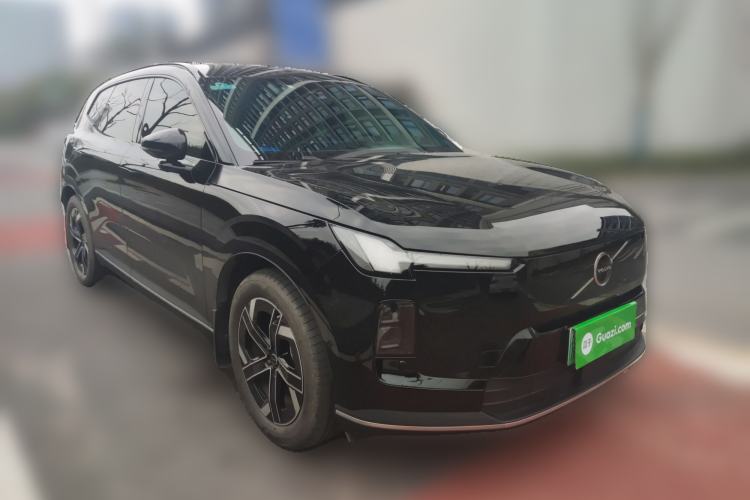 Used Volvo XC70 Plug-in Hybrid 2026 Model Two-Wheel Drive Long-Range Core Front Right 45 Deg
