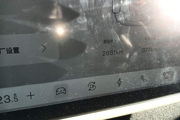 Used Volvo XC70 Plug-in Hybrid 2026 Model Four-Wheel Drive Long-Range Core Odometer Close Up