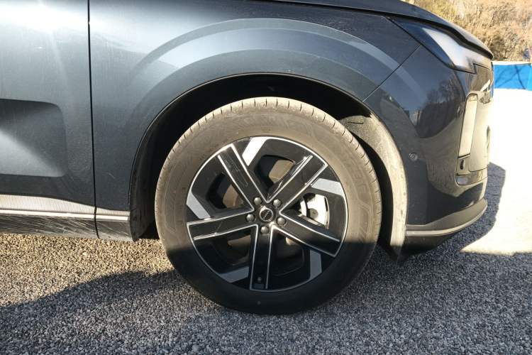 Used Volvo XC70 Plug-in Hybrid 2026 Model Four-Wheel Drive Long-Range Core Right Front Wheel Hub
