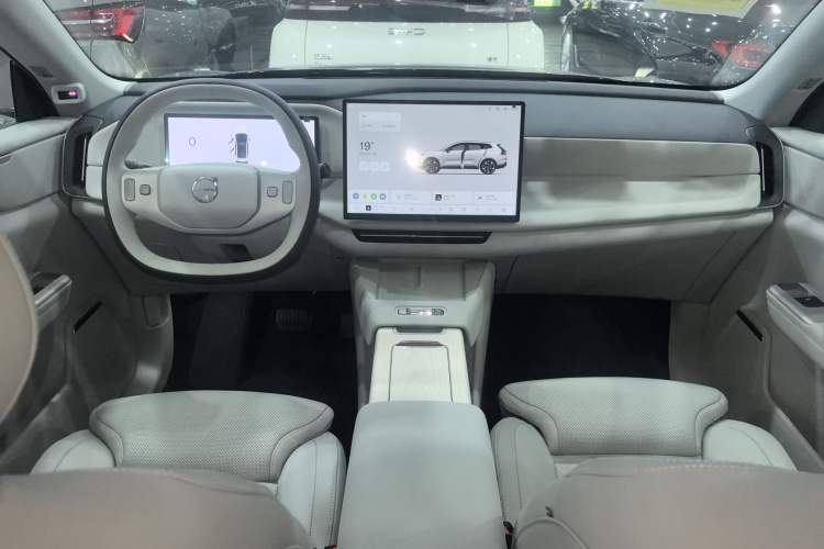 Used Volvo XC70 Plug-in Hybrid 2026 Model Four-Wheel Drive Long-Range Plus Center Console