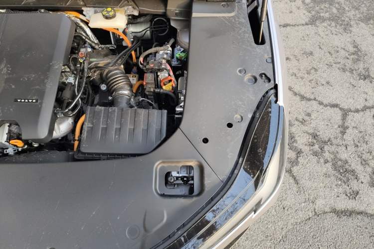 Used Volvo XC70 Plug-in Hybrid 2026 Model Four-Wheel Drive Long-Range Core Engine Bay Left