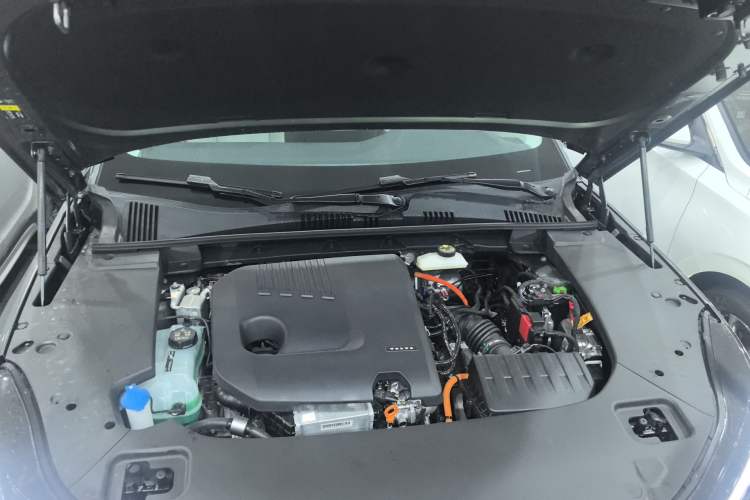 Used Volvo XC70 Plug-in Hybrid 2026 Model Four-Wheel Drive Long-Range Plus Engine Bay