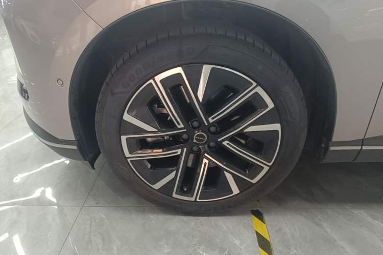 Used Volvo XC70 Plug-in Hybrid 2026 Model Four-Wheel Drive Long-Range Plus Exterior 4