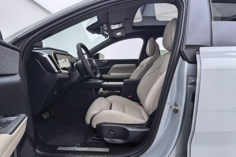 Used Volvo XC70 Plug-in Hybrid 2026 Model Four-Wheel Drive Long-Range Plus Interior 2