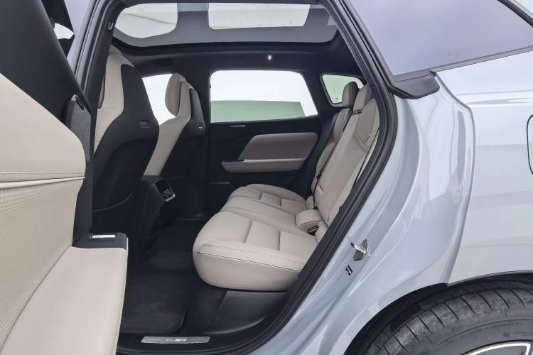 Used Volvo XC70 Plug-in Hybrid 2026 Model Four-Wheel Drive Long-Range Plus Interior 4