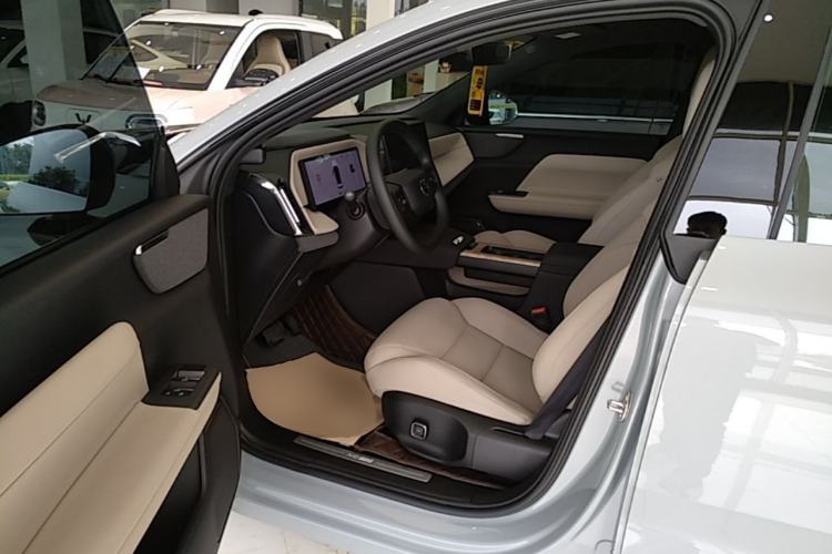 Used Volvo XC70 Plug-in Hybrid 2026 Model Four-Wheel Drive Long-Range Core Left Front Seat