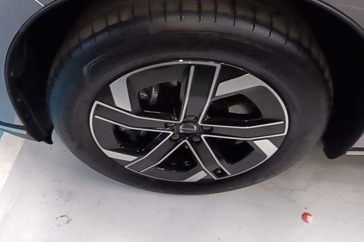 Used Volvo XC70 Plug-in Hybrid 2026 Model Four-Wheel Drive Long-Range Core Left Front Wheel Hub