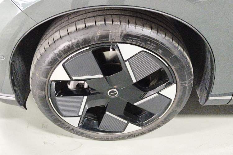 Used Volvo XC70 Plug-in Hybrid 2026 Model Four-Wheel Drive Long-Range Ultra Left Front Wheel Hub