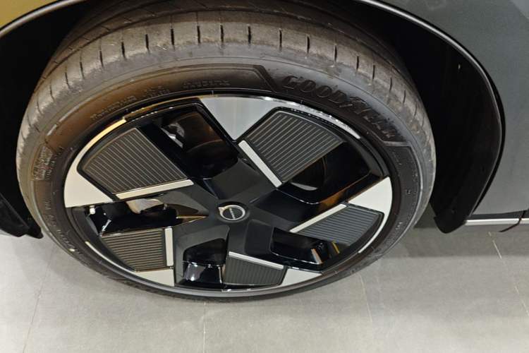 Used Volvo XC70 Plug-in Hybrid 2026 Model Four-Wheel Drive Long-Range Ultra Left Front Wheel Hub