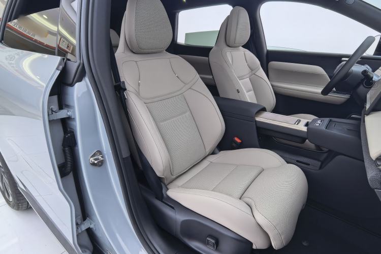 Used Volvo XC70 Plug-in Hybrid 2026 Model Four-Wheel Drive Long-Range Plus Right Front Seat