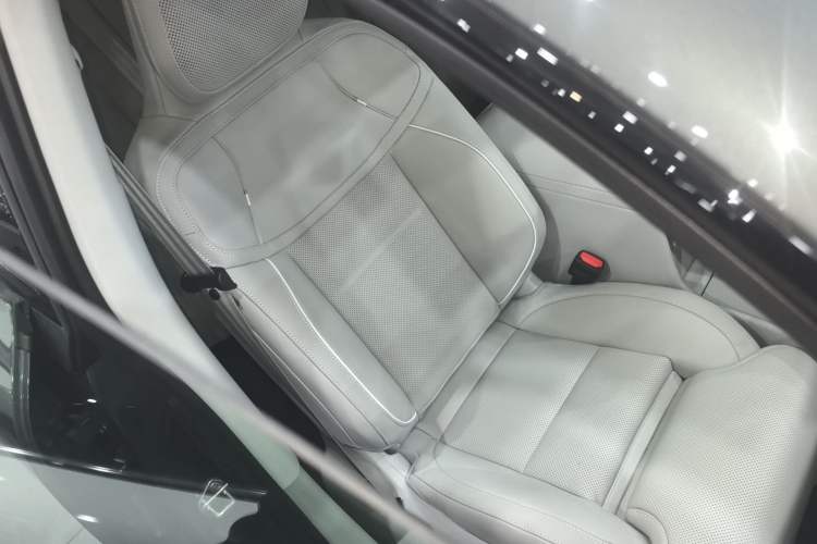 Used Volvo XC70 Plug-in Hybrid 2026 Model Four-Wheel Drive Long-Range Plus Right Front Seat