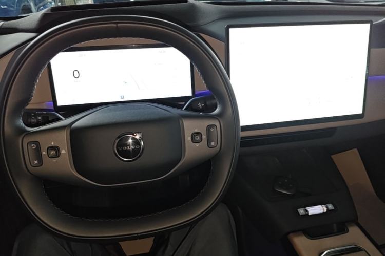 Used Volvo XC70 Plug-in Hybrid 2026 Model Four-Wheel Drive Long-Range Ultra Center Console