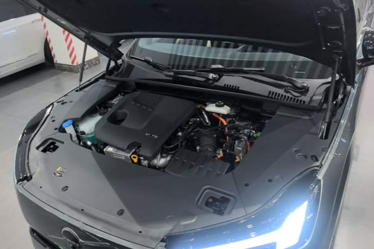 Used Volvo XC70 Plug-in Hybrid 2026 Model Four-Wheel Drive Long-Range Ultra Engine Bay