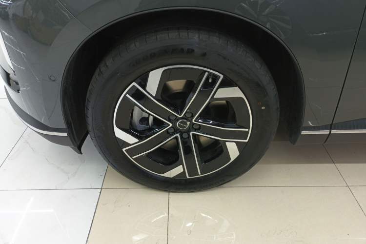Used Volvo XC70 Plug-in Hybrid 2026 Model Four-Wheel Drive Long-Range Core Left Front Wheel Hub