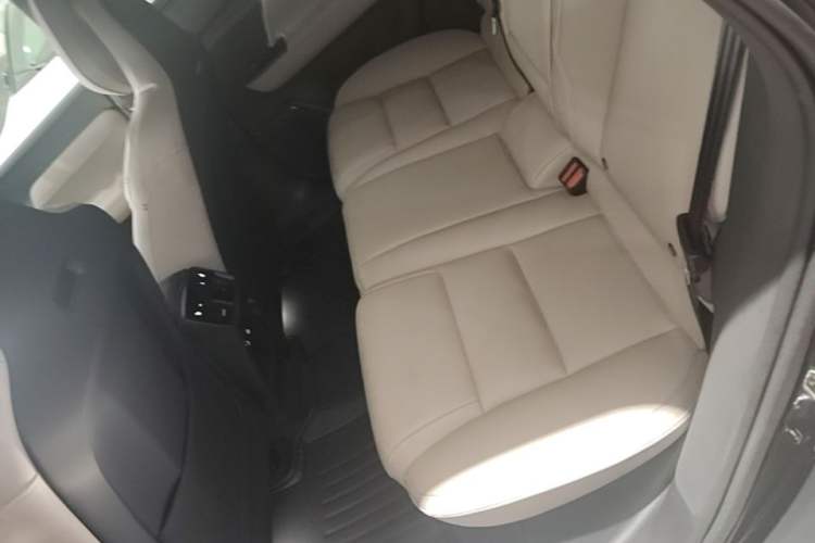 Used Volvo XC70 Plug-in Hybrid 2026 Model Four-Wheel Drive Long-Range Ultra Left Rear Seat