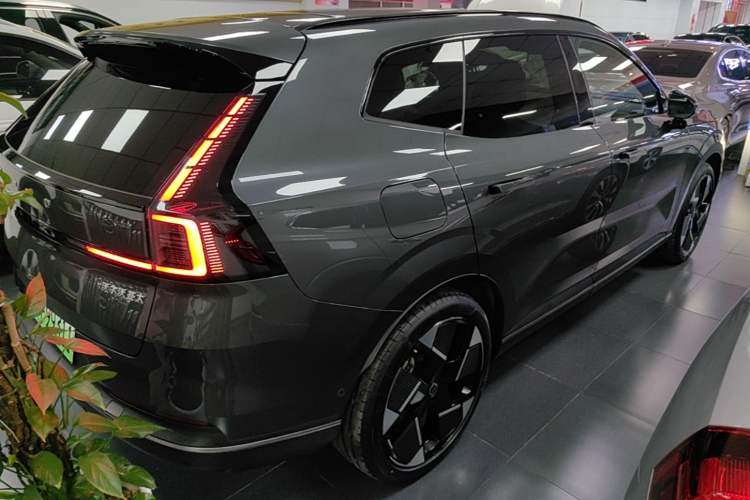 Used Volvo XC70 Plug-in Hybrid 2026 Model Four-Wheel Drive Long-Range Ultra Rear Right 45 Deg