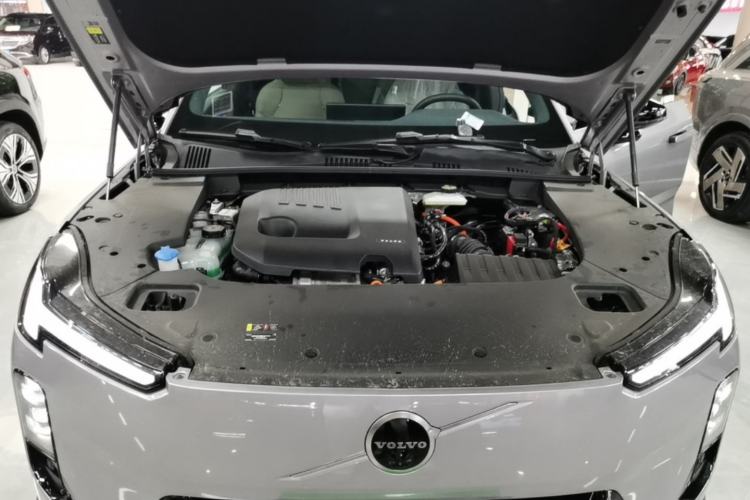 Used Volvo XC70 Plug-in Hybrid 2026 Model Four-Wheel Drive Long-Range Plus Engine Bay