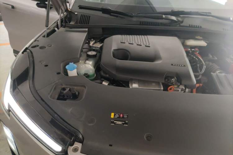 Used Volvo XC70 Plug-in Hybrid 2026 Model Four-Wheel Drive Long-Range Core Engine Bay Right