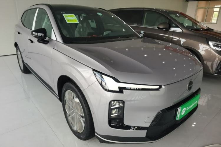 Used Volvo XC70 Plug-in Hybrid 2026 Model Two-Wheel Drive Long-Range Core Front Right 45 Deg