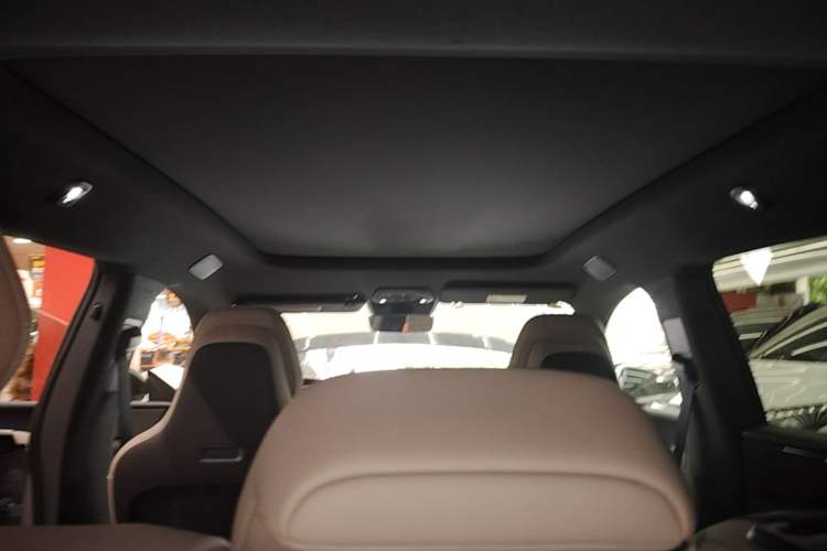 Used Volvo XC70 Plug-in Hybrid 2026 Model Four-Wheel Drive Long-Range Plus Headliner