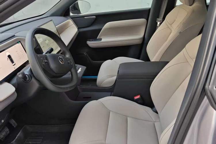 Used Volvo XC70 Plug-in Hybrid 2026 Model Two-Wheel Drive Long-Range Core Interior 1