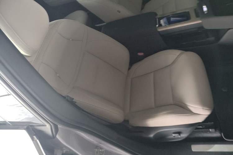 Used Volvo XC70 Plug-in Hybrid 2026 Model Two-Wheel Drive Long-Range Core Right Front Seat