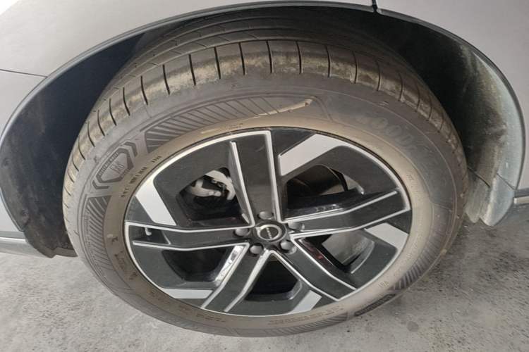 Used Volvo XC70 Plug-in Hybrid 2026 Model Two-Wheel Drive Long-Range Core Right Rear Wheel Hub