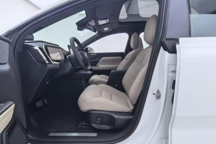 Used Volvo XC70 Plug-in Hybrid 2026 Model Four-Wheel Drive Long-Range Core Interior 2