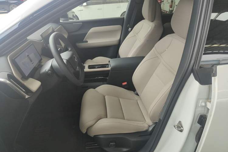 Used Volvo XC70 Plug-in Hybrid 2026 Model Four-Wheel Drive Long-Range Plus Left Front Seat