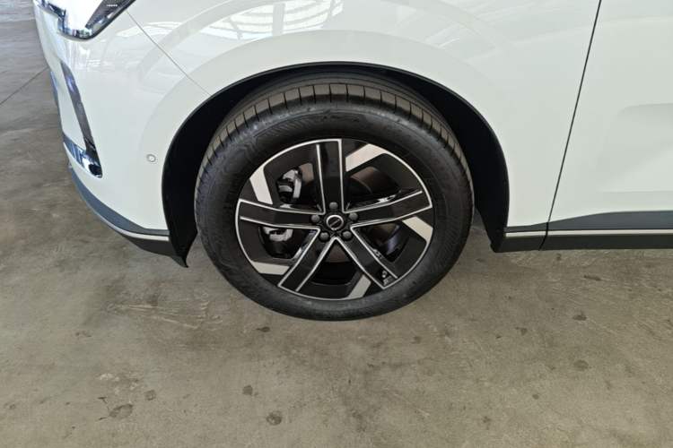 Used Volvo XC70 Plug-in Hybrid 2026 Model Four-Wheel Drive Long-Range Core Left Front Wheel Hub
