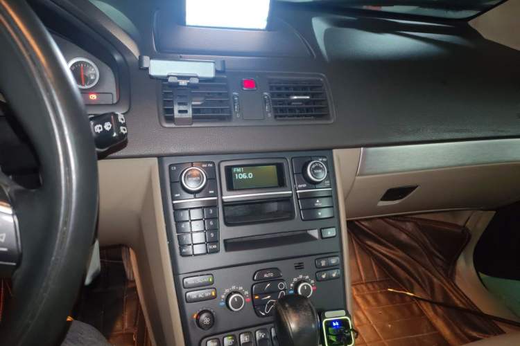 Used Volvo XC Classic 2014 T5 Luxury Edition Audio And AC Panel