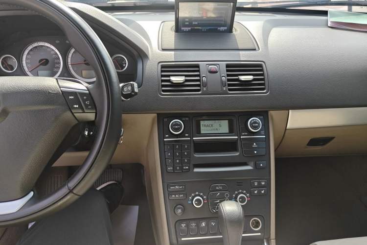 Used Volvo XC Classic 2014 T5 Luxury Edition Audio And AC Panel