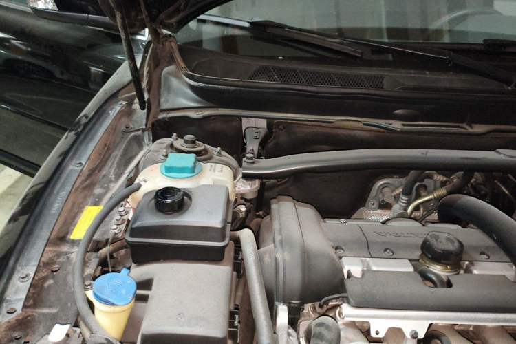 Used Volvo XC Classic 2014 T5 Luxury Edition Engine Bay Right