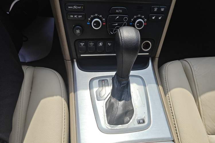 Used Volvo XC Classic 2014 T5 Luxury Edition Gear Lever